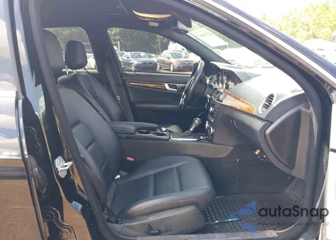 2013 Mercedes-Benz C 300 из США, поврежденный, VIN WDDGF8AB9DR275448